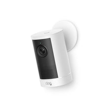 Ring Outdoor Camera 4K Plus Battery bianca su supporto circolare a parete, angolata verso il basso su sfondo bianco