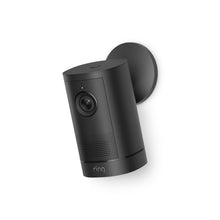 Ring Outdoor Camera 4K Plus Battery nera su supporto circolare a parete, angolata verso il basso su sfondo bianco