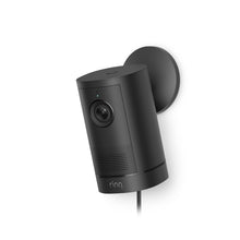 Ring Outdoor Camera 4K Plus Plug-in nera su supporto circolare a parete, angolata verso il basso su sfondo bianco