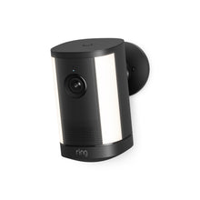 Ring Spotlight Camera Plus nera con staffa di montaggio regolabile su sfondo pulito