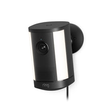 Ring Spotlight Camera Plus Plug-in nera con staffa di montaggio regolabile su sfondo neutro